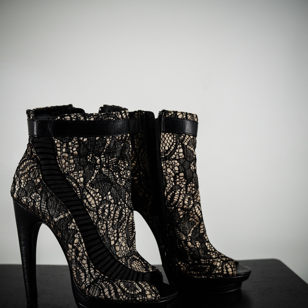 SCENE . ZIP UP PUMPS